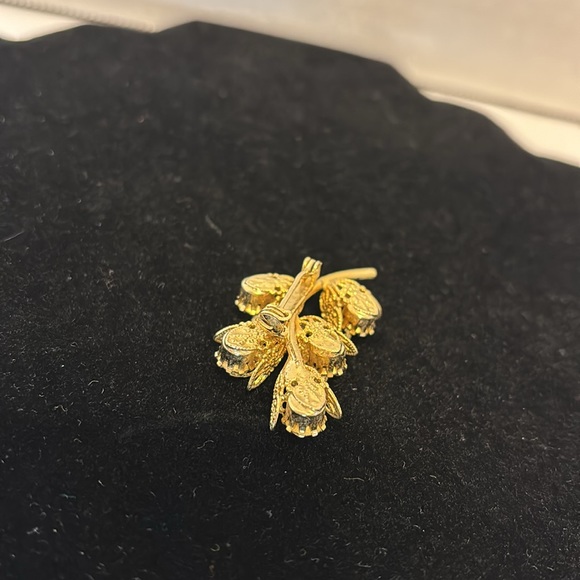 Gold Tone Floral Brooch Clip Earrings Set Rhinestone Filigree VTG Demi-Parure - Picture 6 of 12